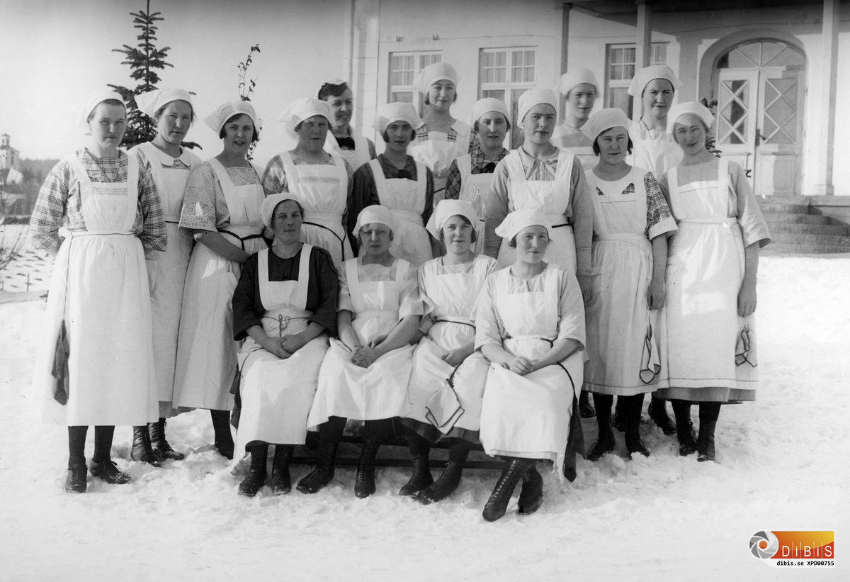 Gruppbild från en matlagningskurs på Höjen, villan i bakgrunden. Stående fr.v: "Anders-Ols Anna" Österböle, Maragreta Andersson "Nylunds" Bj.t..Agda Persson "Smens" Bj.t. Anna Larsson "Stines" Bj.t Lärarinnan , Rut Stertzell, Bricken Öst , Gösjön, Lilly Bengtsson "Västergårn" Ö-böle, Signe "Fästs" Bj-tomta, Elin Jonsson "Jonpers"Byn, Sittande fr.v: ?  Linnea Eriksson "Lindbergs" Utby, Ester Åkerlund Växbo , Marta Eriksson "Froms" Västerböle.(Efternamnet är flicknamnet)