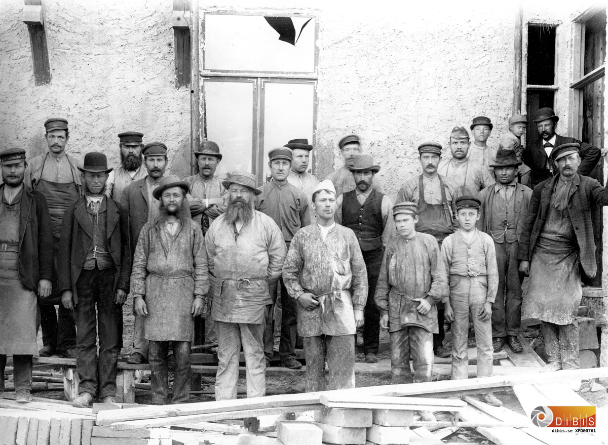 Stockholm , troligen 1897 eller 1899. Ett arbetslag, kakelugnsmakare och andra arbetare. Björklin från Söderhamn står 6:a från höger.