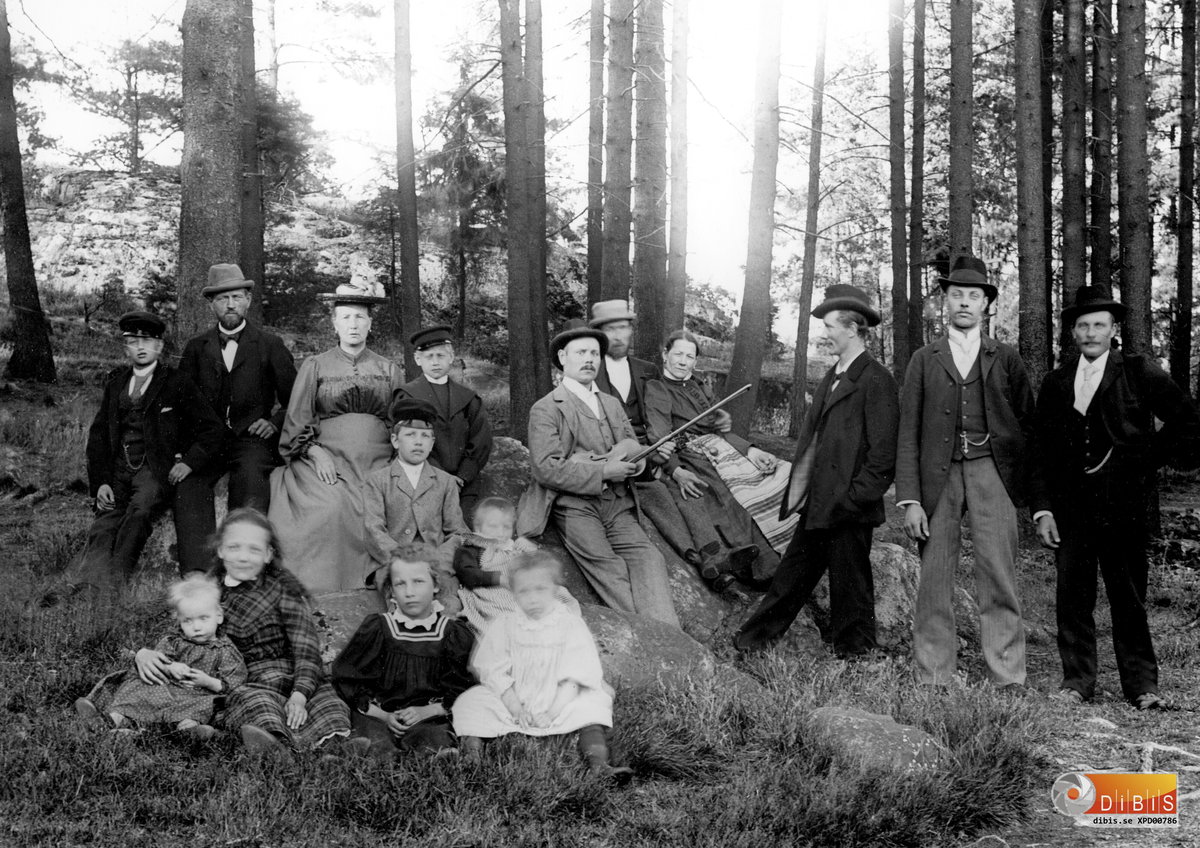 XPD 00786
Stockholm 1899. Mannen med fiol mitt i bilden är Björklin från Söderhamn.