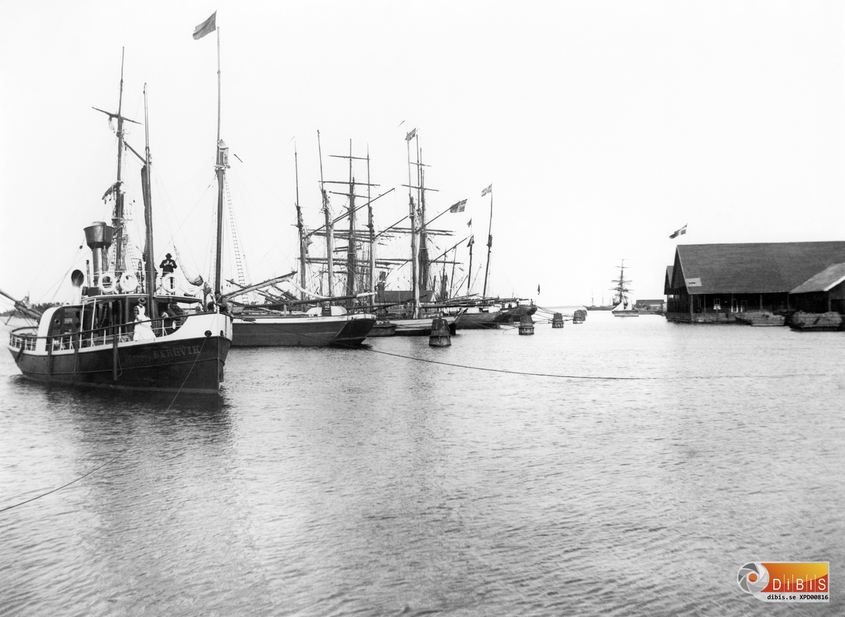 Segelskutor på Södrhamnsfjärden med unionsflagga vajande för vinden