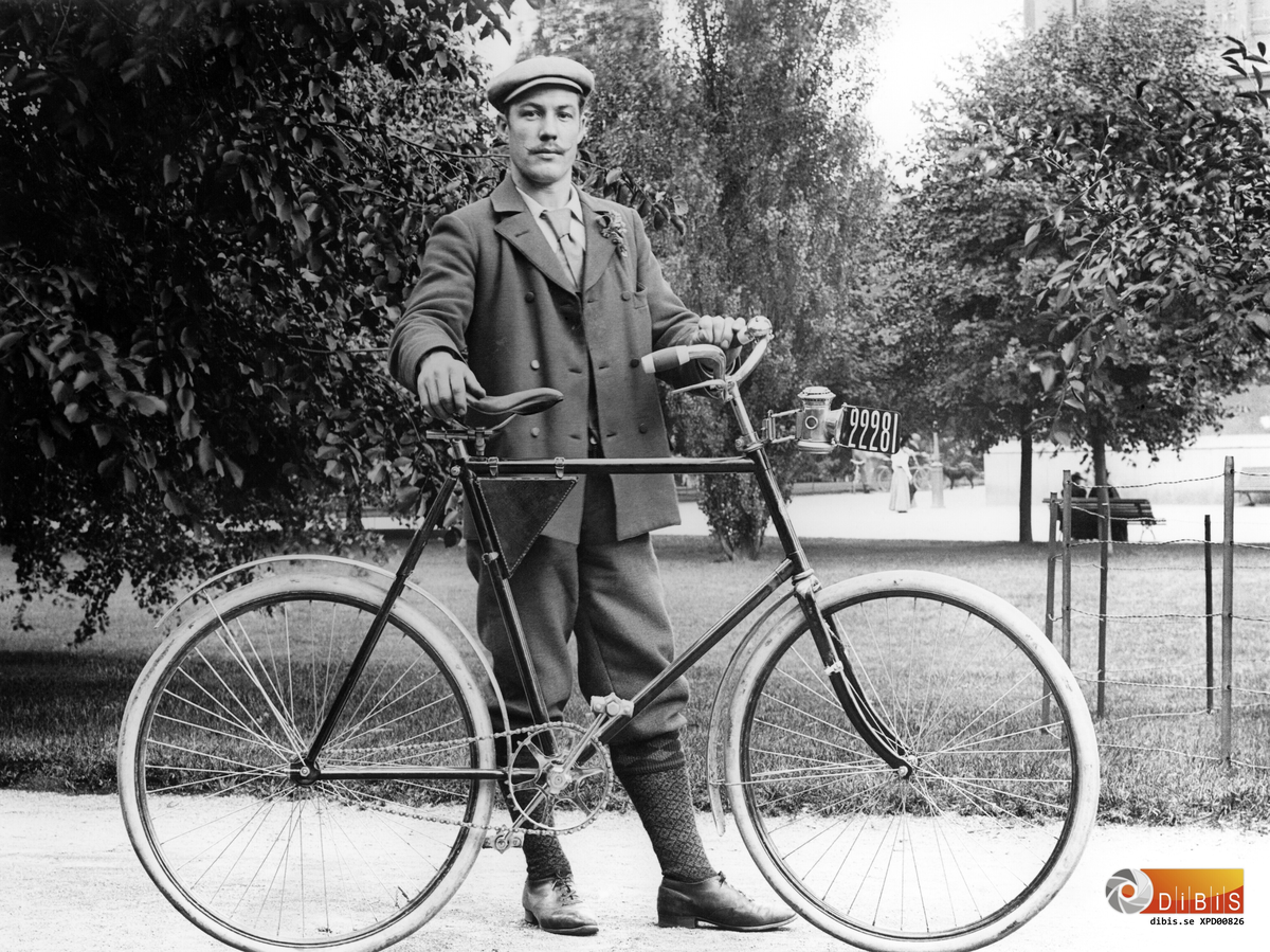 Man med velociped troligen från Söderhamn

Stockholmare(nummerplåt) med all sannolikhet. Cykeln troligen Amerikansk från ca 1898-1905.