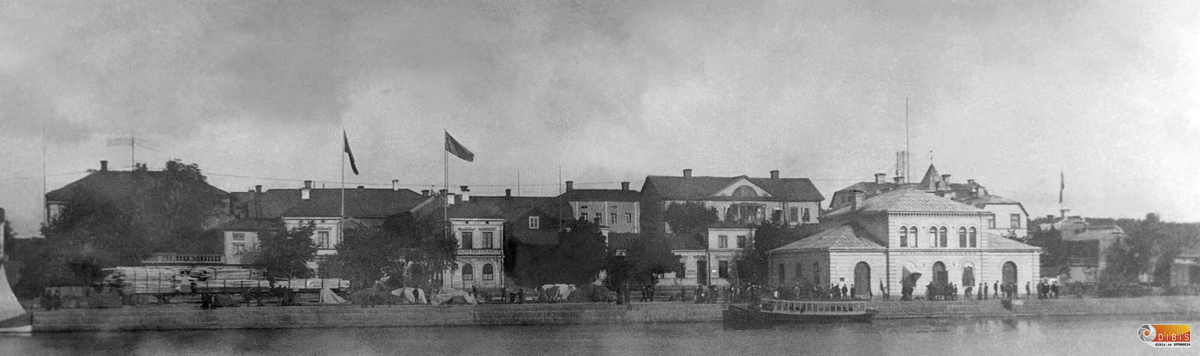 Vy över hamnen och Hamngatan i Hudiksvall med tullhuset längst fram
