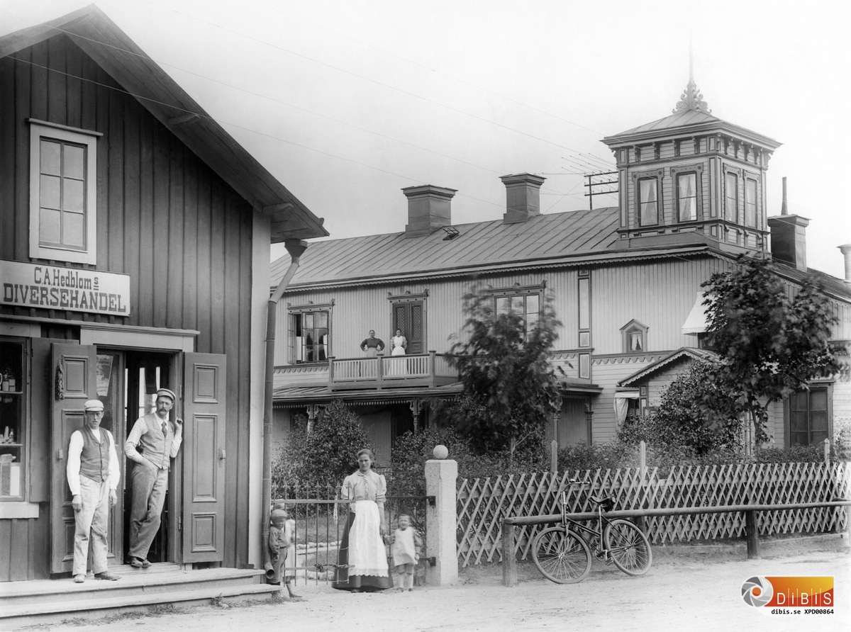 C.A.Hedbloms Diversehandel i Kinstaby, Söderala.  Byggnaden till höger Tillhör(år 2011) Eva Norgren