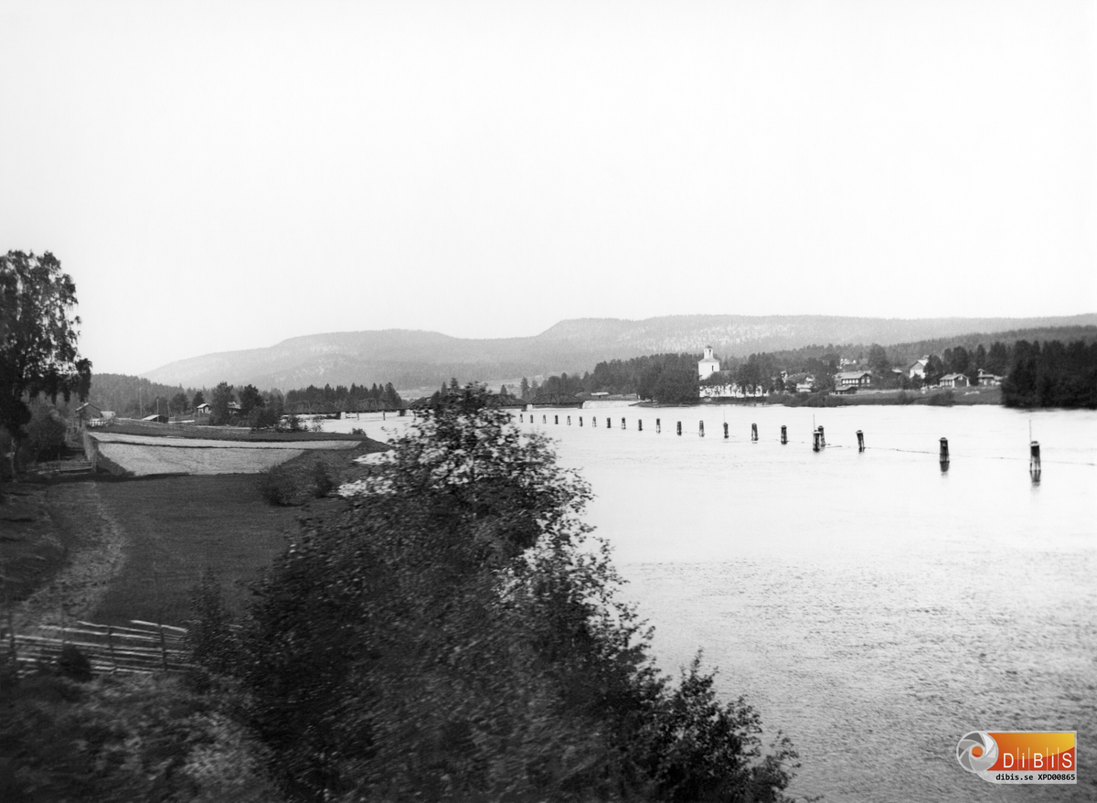 Segersta med älven, kyrkan och landsvägsbron