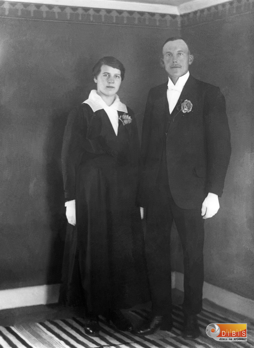 Anton Nilsson och Julia Olsson som brudpar.
Anton född 1887, son till Nils Andersson och Maria Lindgren. Julia född 1895, dotter till Olle Olsson och Görlin Larsdotter i Friskens i Glösbo, Rengsjö.