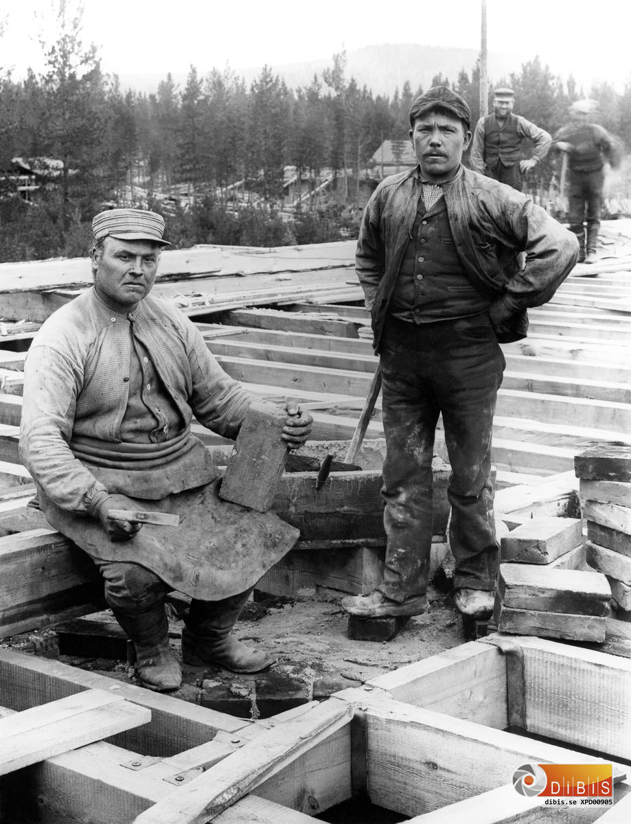 Murare i arbete vid Karbidfabriken i Alby.