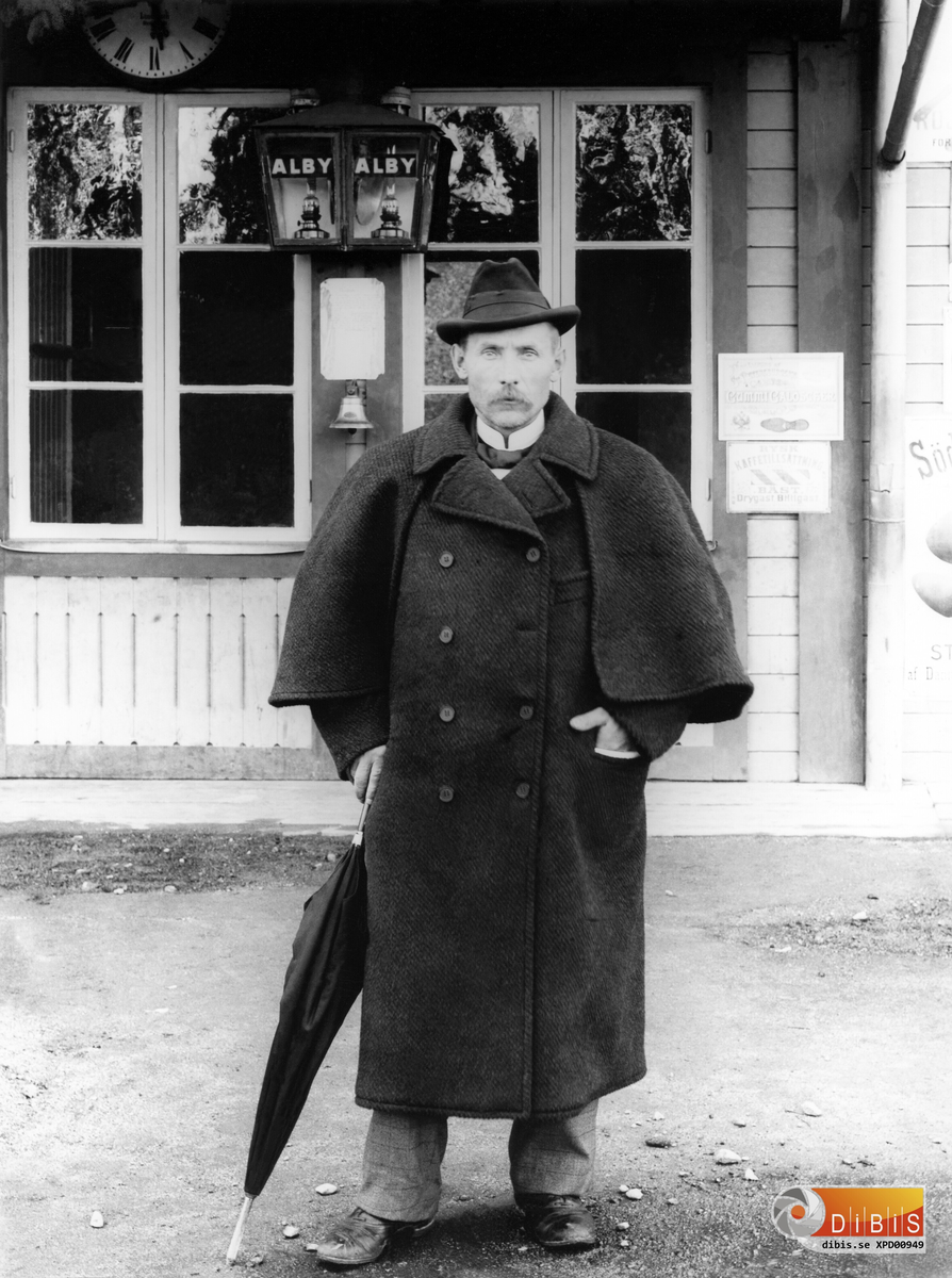 Vid Alby järnvägsstation.
Fotot föreställer Johan August Lindqvist,  verkmästare vid kakelfabriken i Lundnäs i Arbrå. Han är på affärsresa och  har gjort uppehåll i Alby. Källa: Arbråbygden 1969/2.