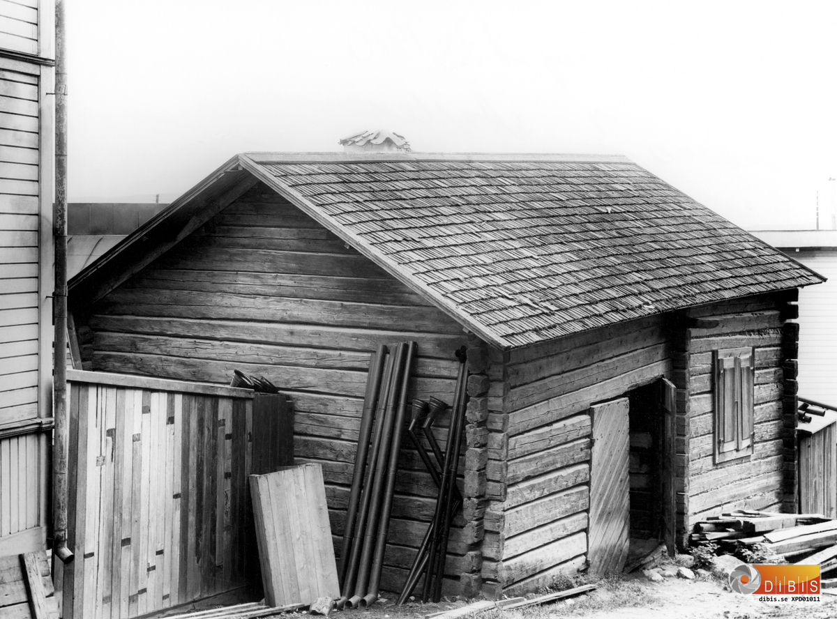 Bollnäs i början av 1900-talet. Huset hör till Eklunds Plåtslageri, som synes av stuprören emot väggen.