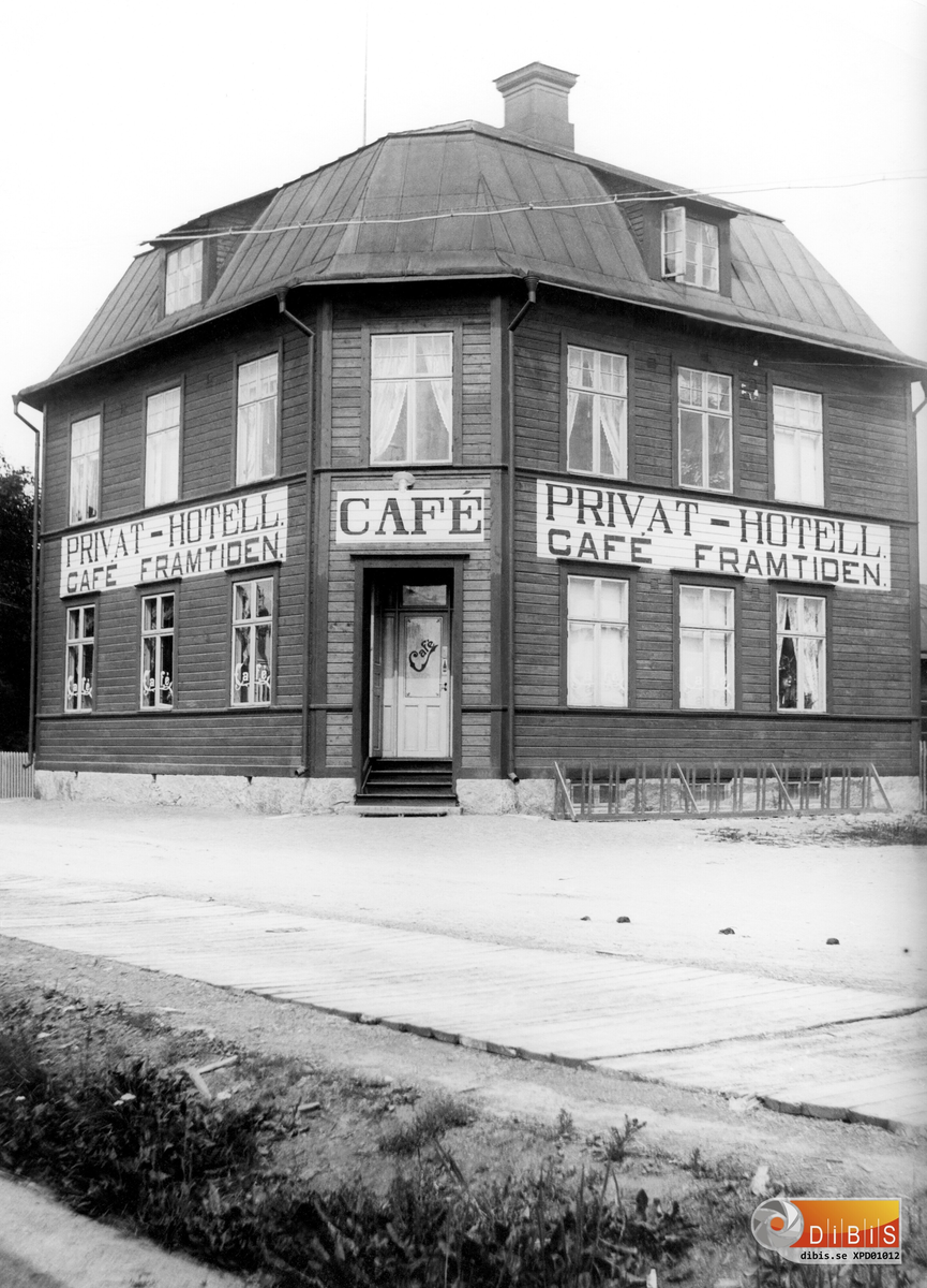Bollnäs, början av 1900-talet. Café Framtiden i hörnet av Våggatan – Odengatan. OBS transportbanan för virket från Ångsågen till järnvägsstationen. Privat-Hotellet fortsatte på senare tid under namnet Standard Hotell. (se även nr 1013,1014 och 1015).