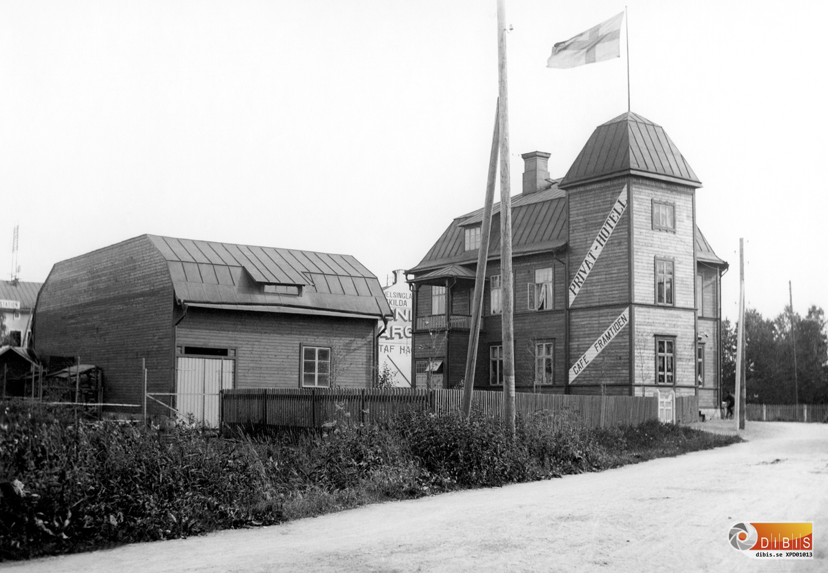 Bollnäs, i början av 1900-talet. Café Framtiden i hörnet av Järnvägsgatan - Våggatan.  (även nr 1012,1014,1015).