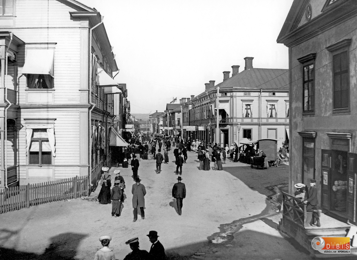 Bollnäs i början av seklet. Långgatan och torget till höger.