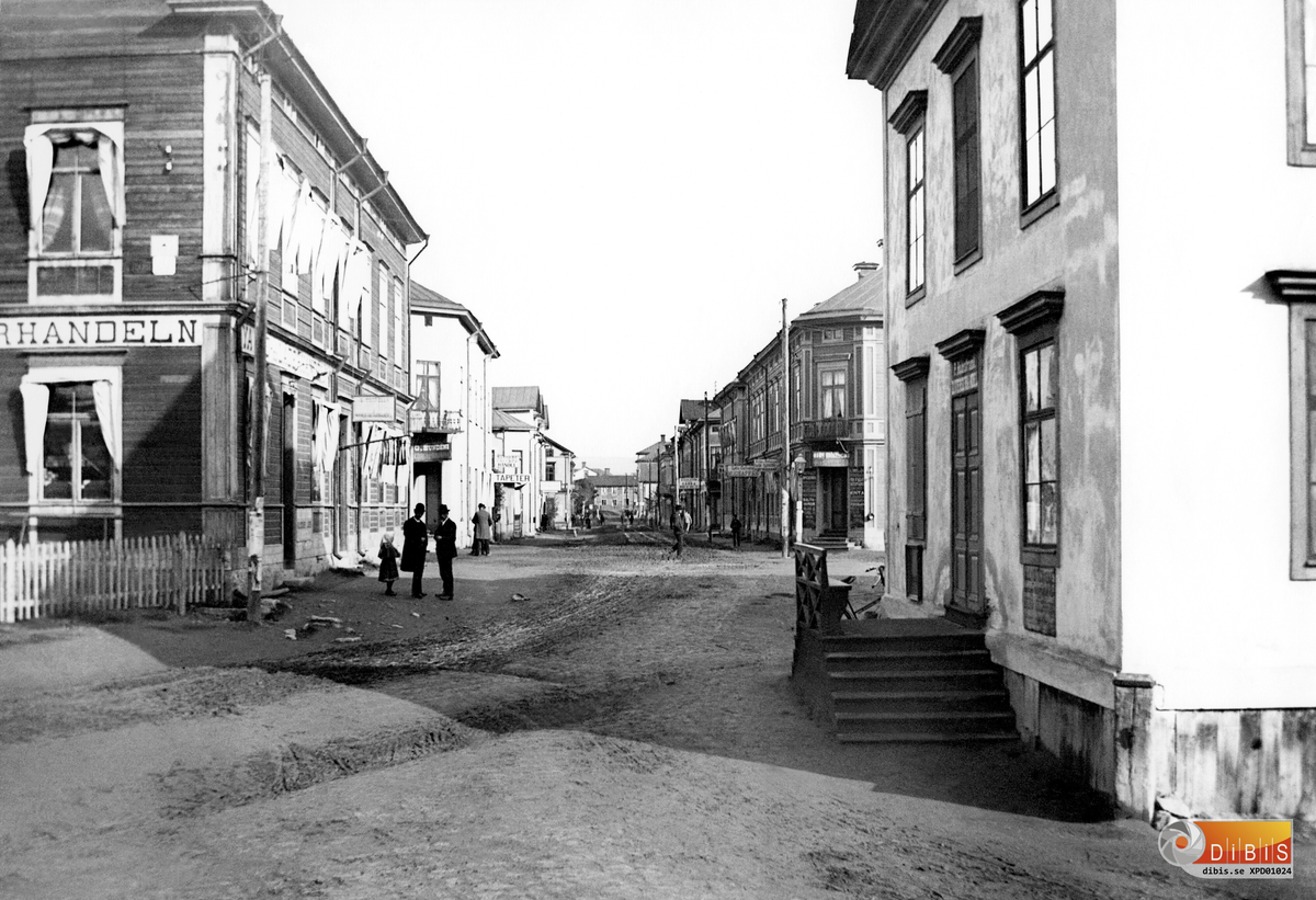 Bollnäs i början av 1900-talet. Långgatan med torget till höger. Närmast t.h. Törnbloms.
