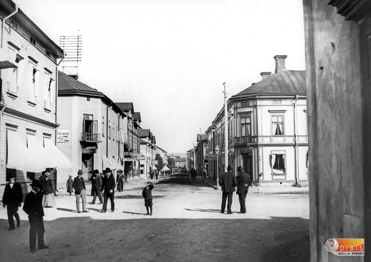 Bollnäs i början av 1900-talet. Långgatan och torget. (se även nr 1026)