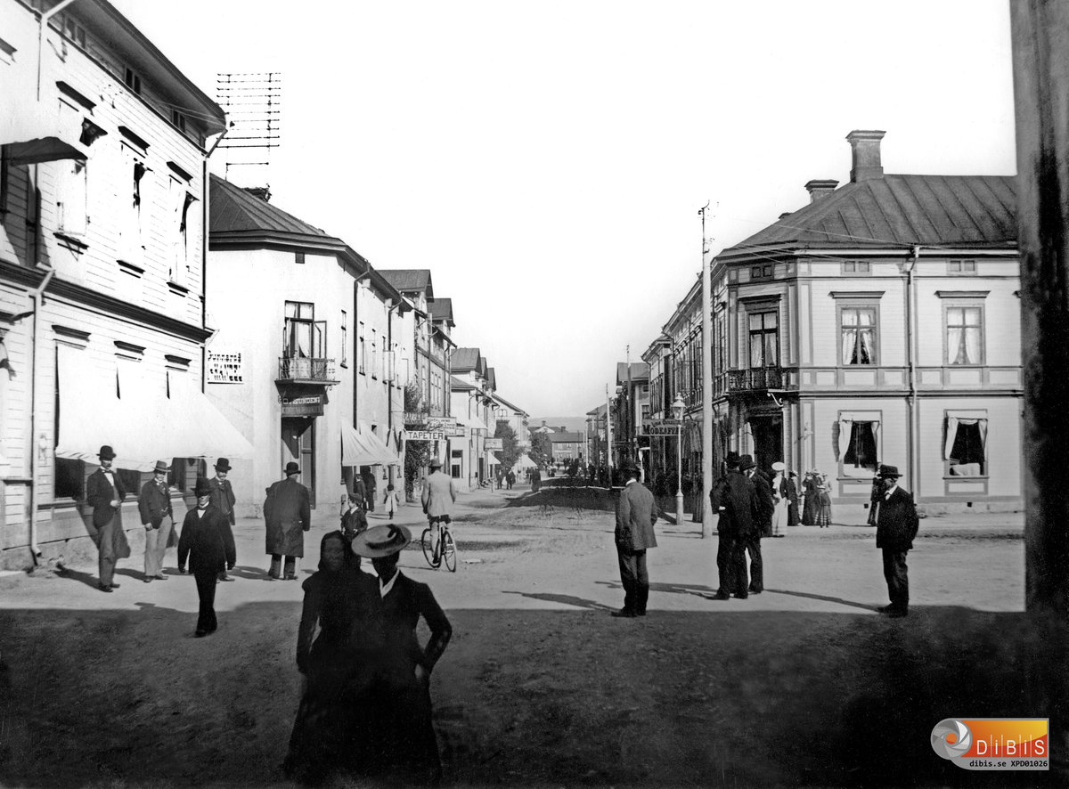 Bollnäs i början av 1900-talet. Långgatan och torget. (se även nr 1025)