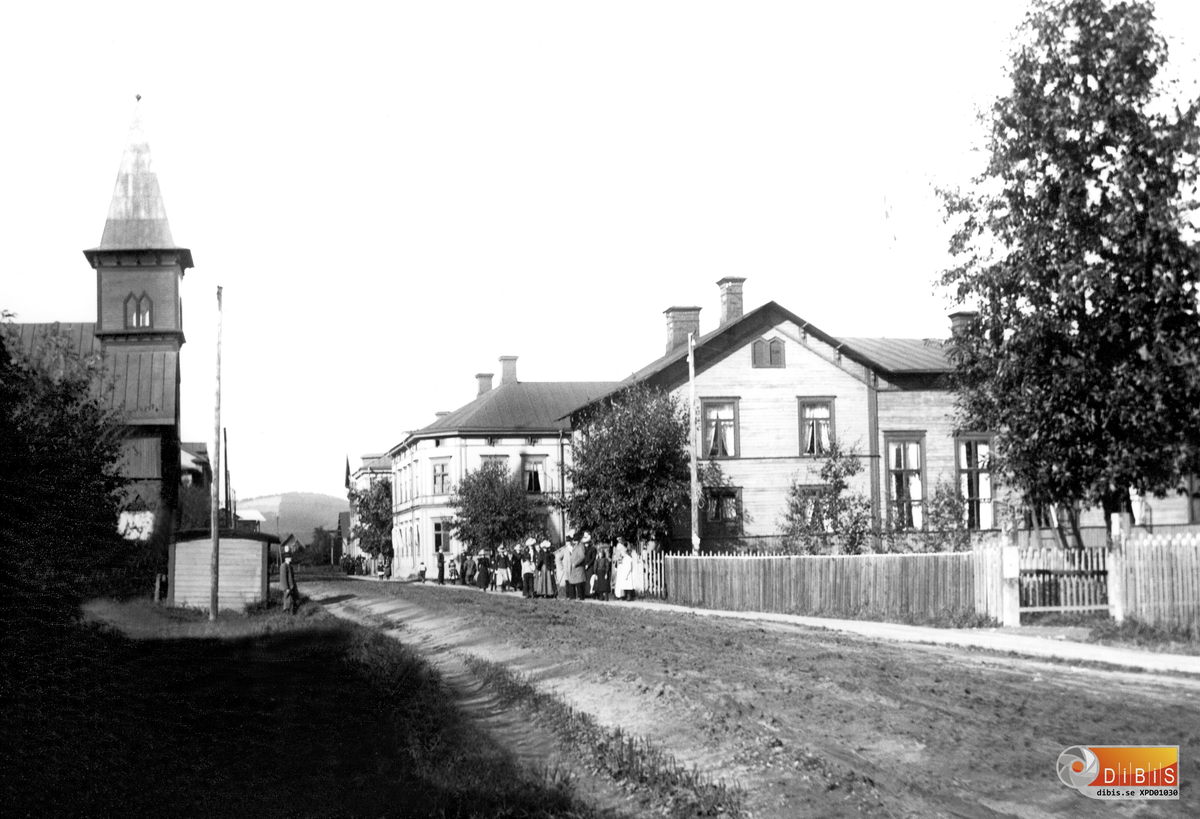 Bollnäs i början av 1900-talet. Godtemplarlokalen till höger, till vänster Baptistkyrkan.