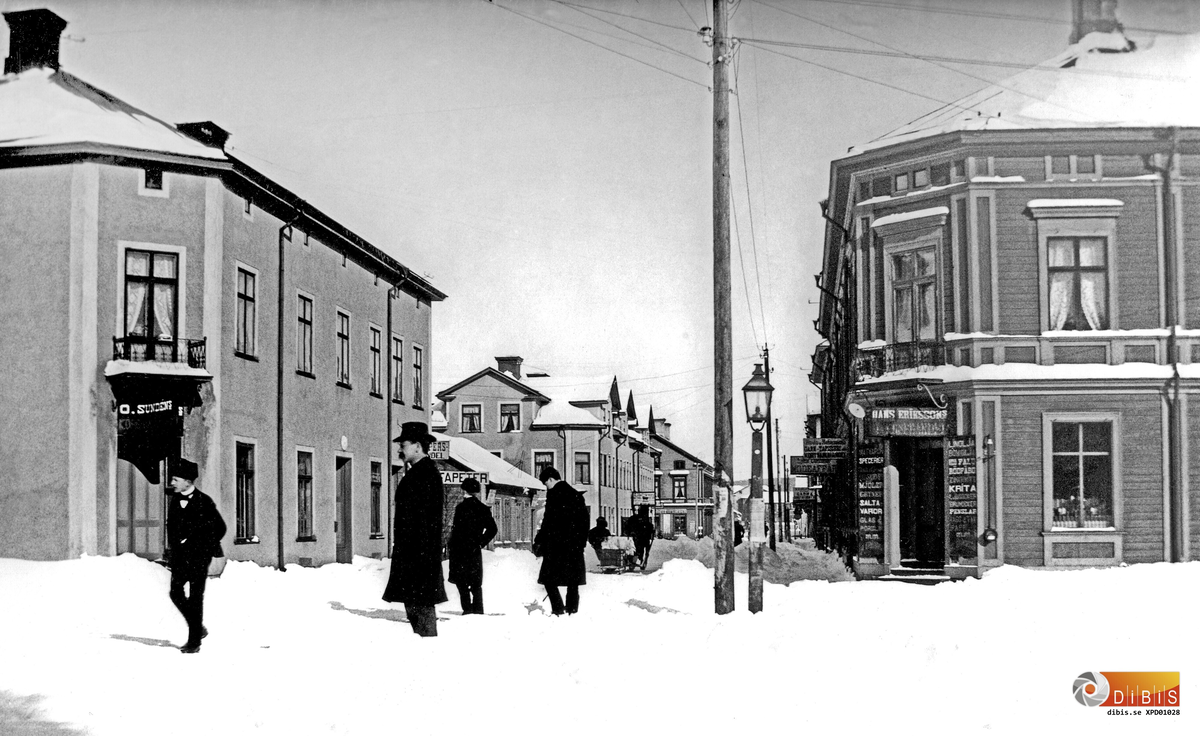 Bollnäs i början av 1900-talet. Torget och Långgatan i Vinterskrud. Det lilla huset flyttades, när Höckenström byggde Hotell Allers.