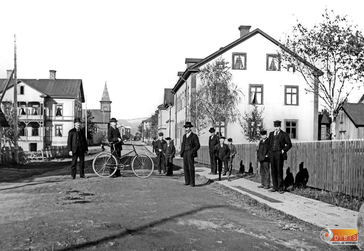 Bollnäs med Stationsgatan, sedd från öster. Början av 1900-talet. Längst bort ser man Järnvägshotellet. Gatan hette Långnäsgatan i början på seklet.