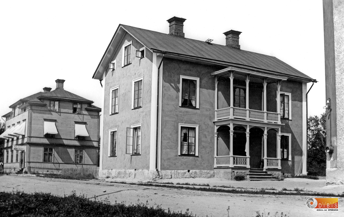 Bollnäs i början av 1900-talet.Två hus Öster om Godtemplarlokalen vid Stationsgatan, Långnäsgatan. T.v. ser man Byhléns Möbelaffär.