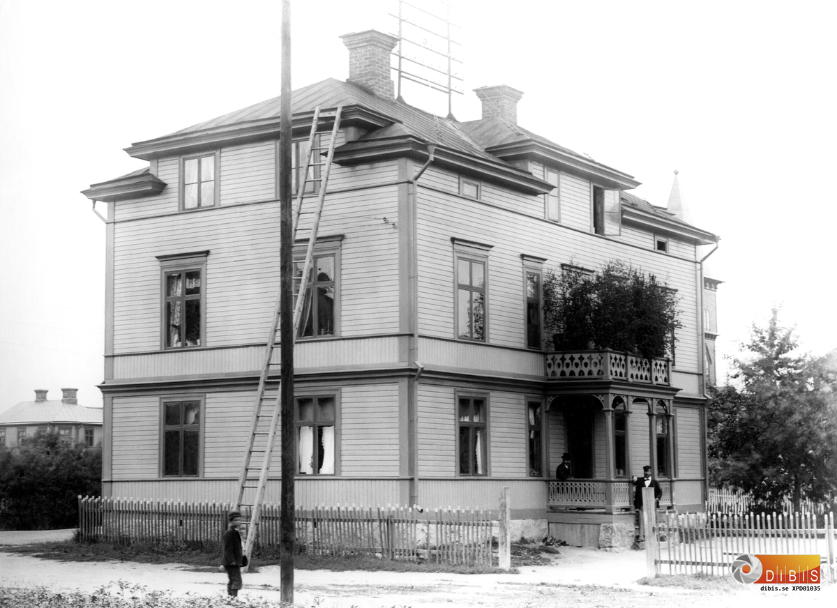 Bollnäs, början av 1900-talet. Huset närmast Godtemplarlokalen efter Långnäsgatan. Bilden tagen från gårdssidan. Man skymtar Baptistkyrkan t.h. Huset är Byhléns Möbelaffär.