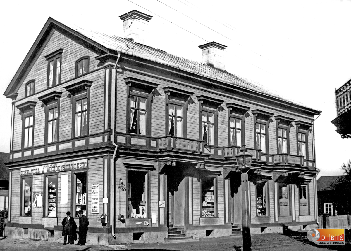Bollnäs omkring sekelskiftet. EMIL HELINS BOKHANDEL &amp; ACCIDENSTRYCKERI. Företaget grundades 1878 men huset byggdes första gången 1877. Vid stadsbranden 1884 brann även Helins hus. Huset på bilden är alltså det återuppbyggda huset. Längst till höger i huset fanns tryckeriet, där Tidningen Ljusnan började tryckas 1912.