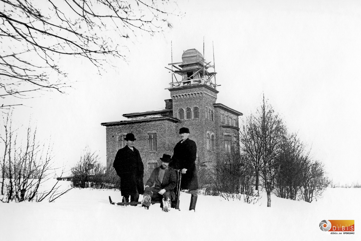 Bollnäs omkring sekelskiftet. ”Gyllenhammars”. Huset brann 1876, så bilderna (även 1043 och 1044) måste vara tagna under återuppbyggnaden. Bilden tagen 1897.