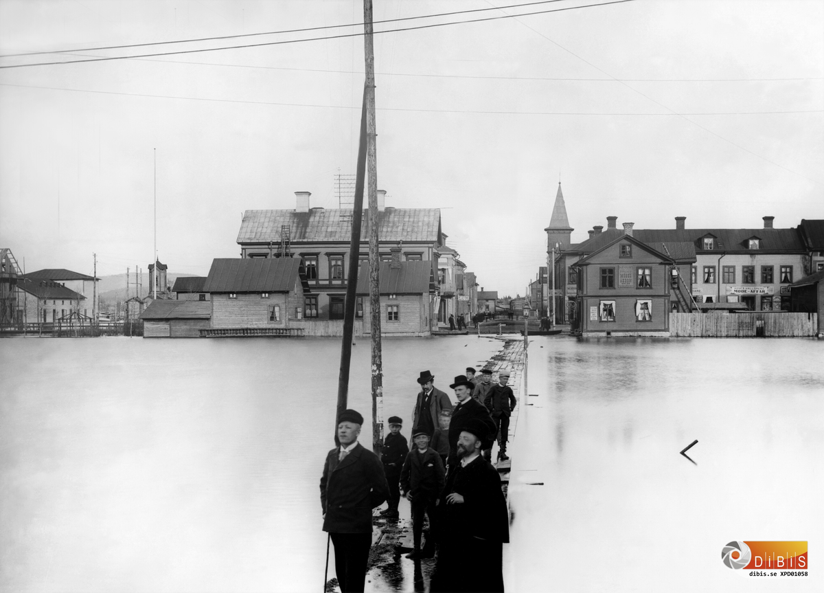 Bollnäs, den s.k. Spången, mellan järnvägsstation och staden. ( se även nr 1059 )