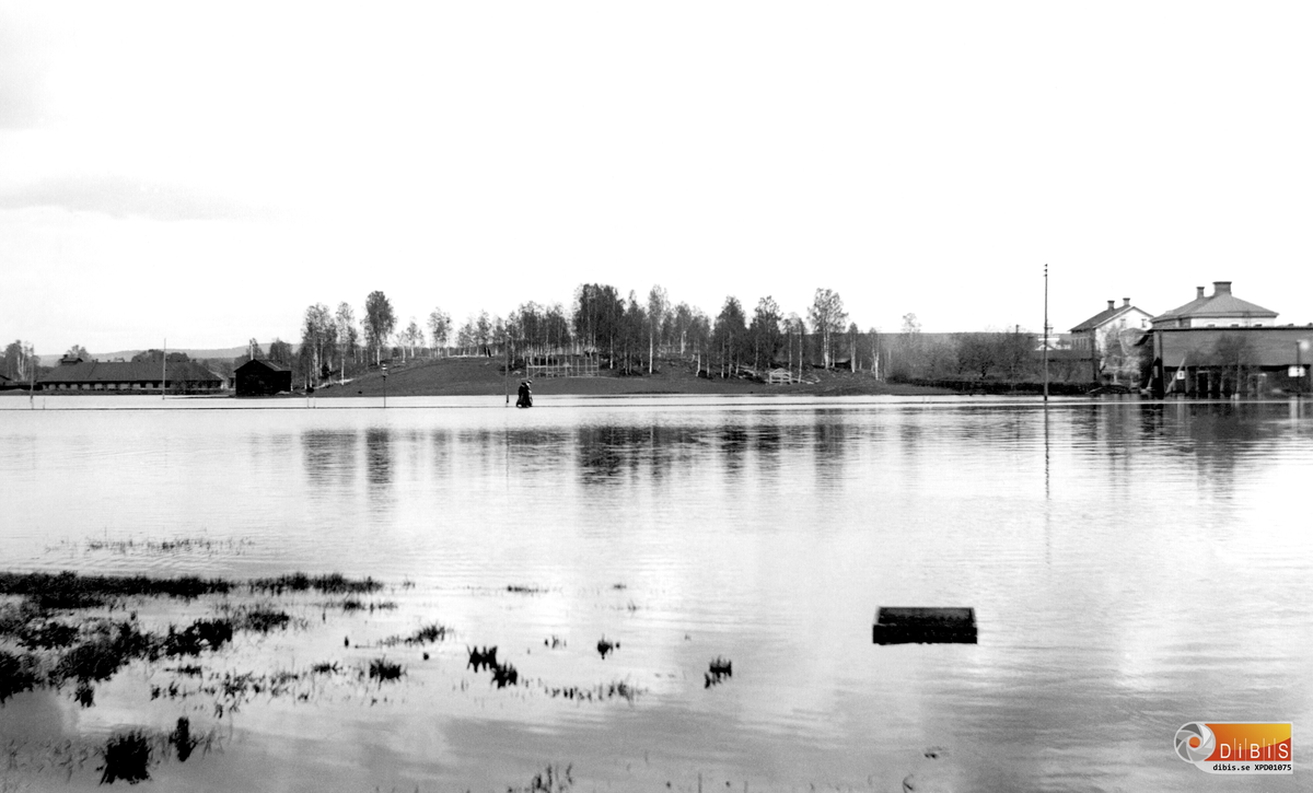 Bollnäs, översvämningen 1909. ”Spången, och Ohnbacken, t.v. lokstallarna.