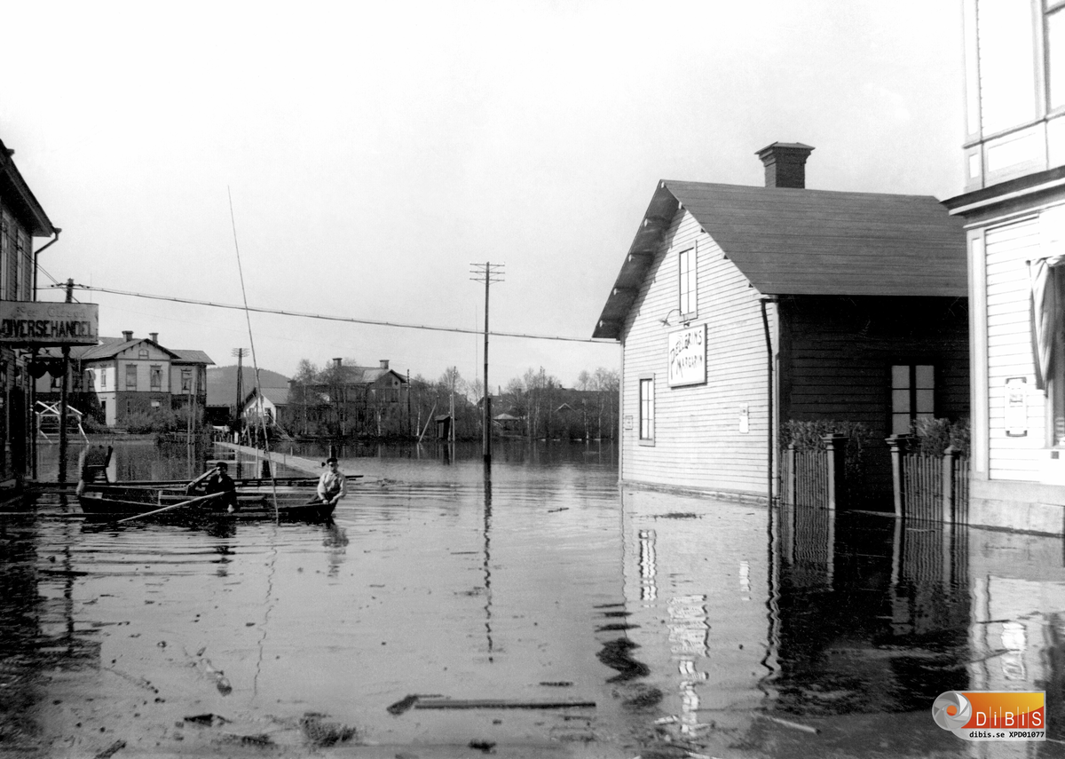 Bollnäs, Översvämningen 1909. T.h. Helins bokhandel. I bakgrunden ser man spången, och järnvägsstationen med hotellet.