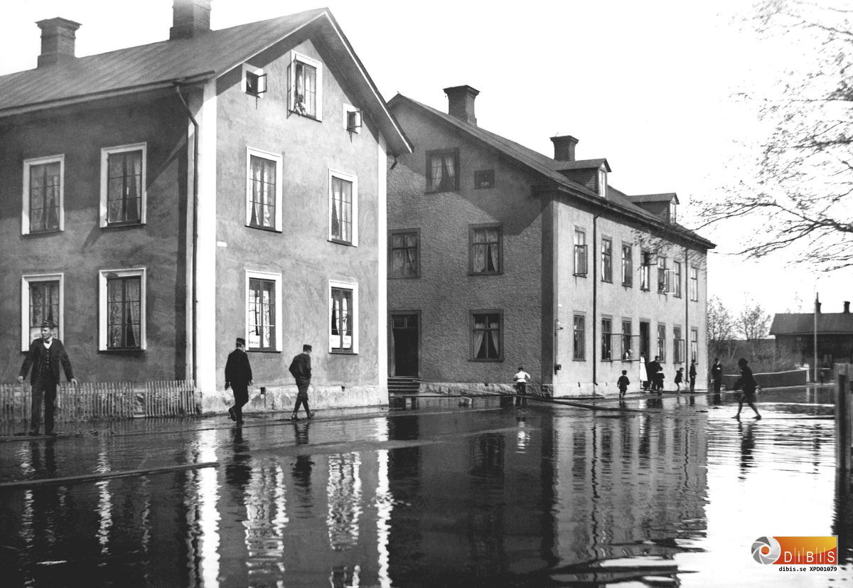 Bollnäs, översvämningen 1909. Stationsgatan mot Långnäs.