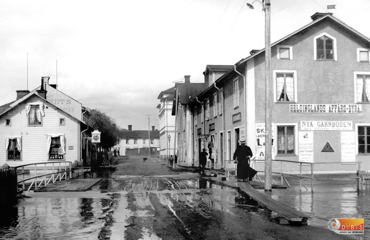 Bollnäs, översvämningen 1909. Korsningen Långgatan-Brogatan, med bron, därav namnet. T.v. Palmérs uraffär och t.h. Appelgrens varuhus.