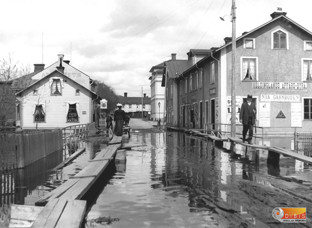 Bollnäs, översvämningen 1909. Vid korsningen Långgatan-Brogatan.