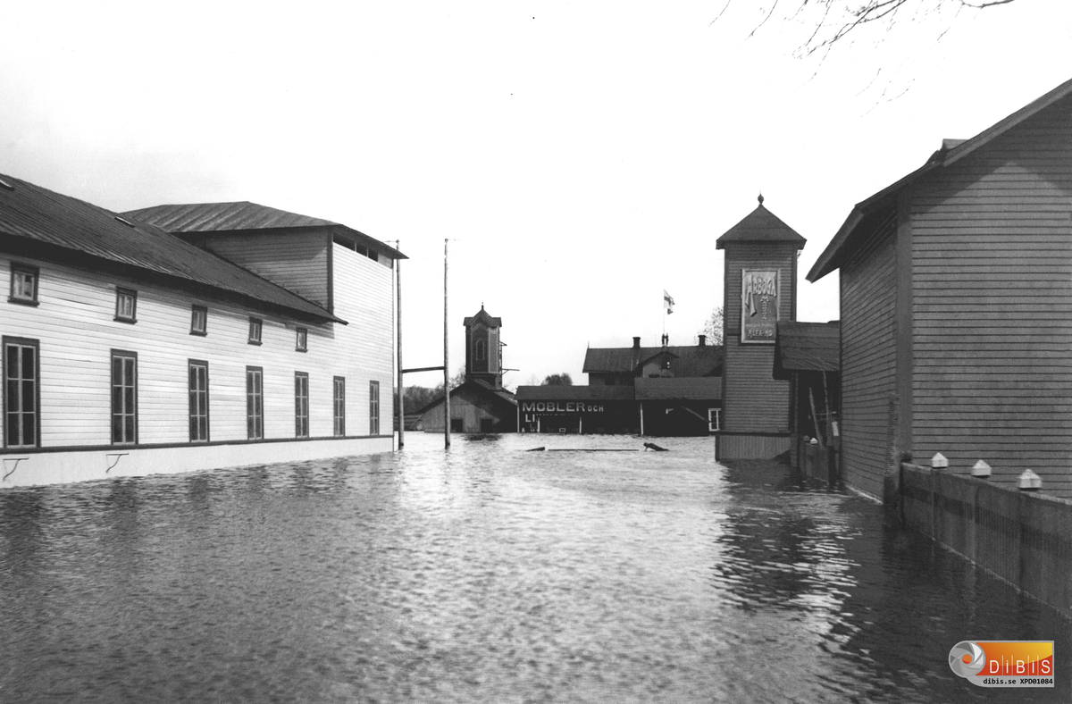 Bollnäs översvämningen 1909. Brogatan österut med Appelgrens grossistfirma t.v. och Gamla brandstationen, Byhléns Möbler och därbortom Gamla Läroverket.