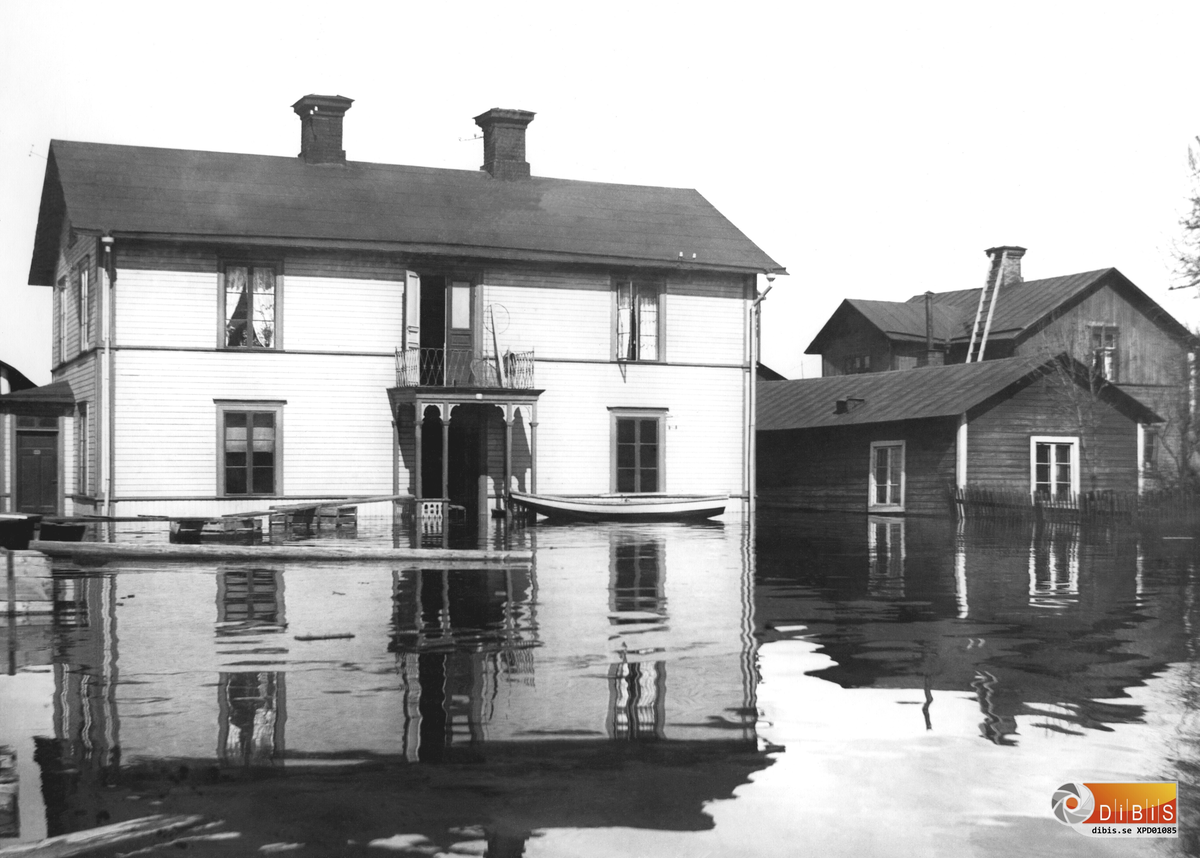 Bollnäs, översvämningen 1909. Åkare Knut Anderssons hus.