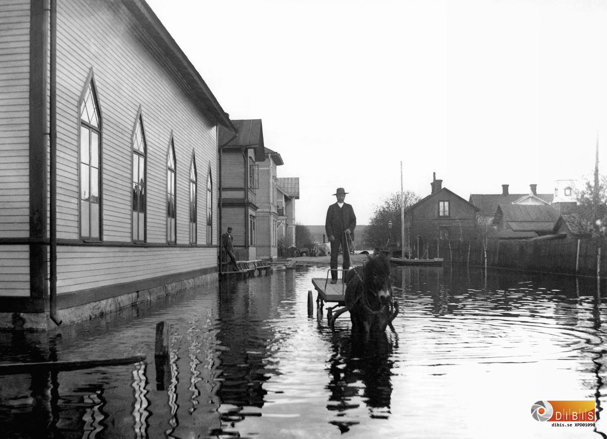 Bollnäs översvämningen 1909. Östergatan mot öster, med Frälsningsarméns hus t.v.