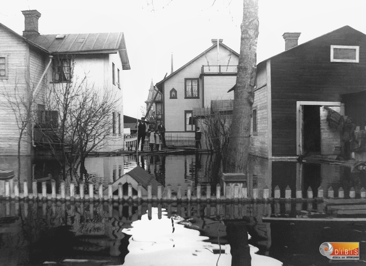Bollnäs översvämnngen 1909. Man skymtar tornet på Claesro i bakgrunden.