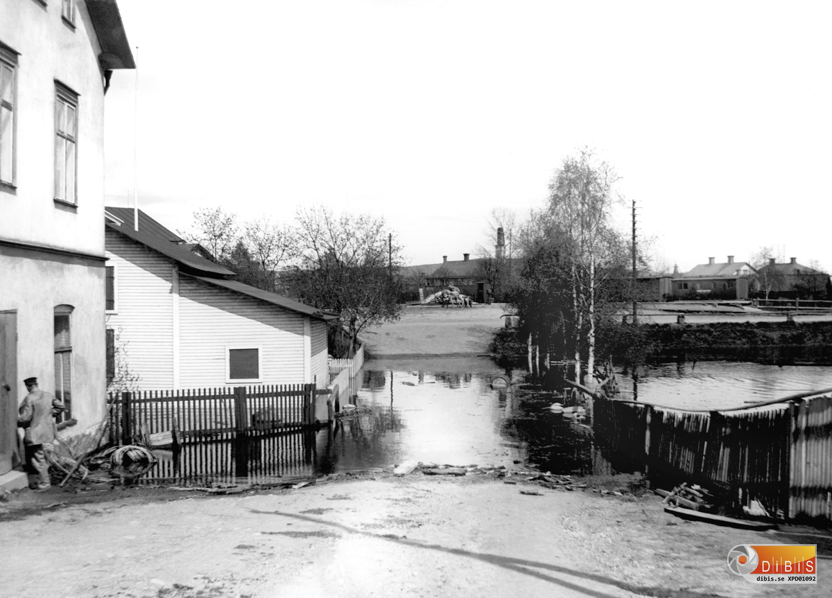 Bollnäs översvämningen 1909. Vägen mellan Schenströms och järnvsstation, Pensionatsbacken. Huset t.v. kallades ”Jerusalem”. Schenströms hette vid denna tid Gästgivars.