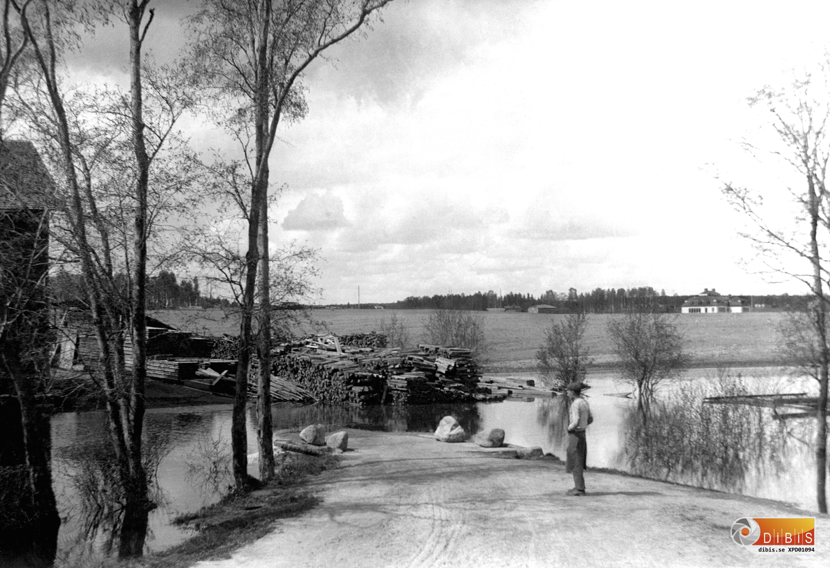 Bollnäs, översvämningen 1909. Bilden tagen bakom Gästgivars  (Schenströms). Man ser Hamre skola före påbyggnaden. Edelsberg.