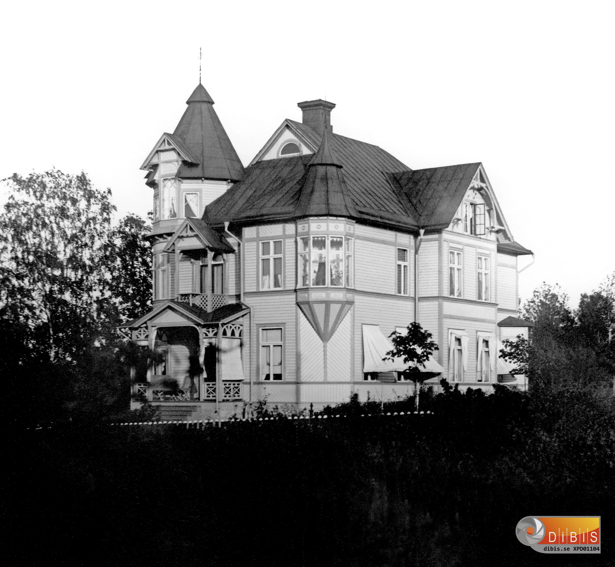 Villa Lindersnäs. Huset finns fortfarande (2016) och ligger vid Folkhögskolan i Bollnäs. Rektor Linder på Folkhögskolan lät bygga huset.
Ligger till vänster vid utfarten söderut fr Bollnäs vid sjön Vågen.