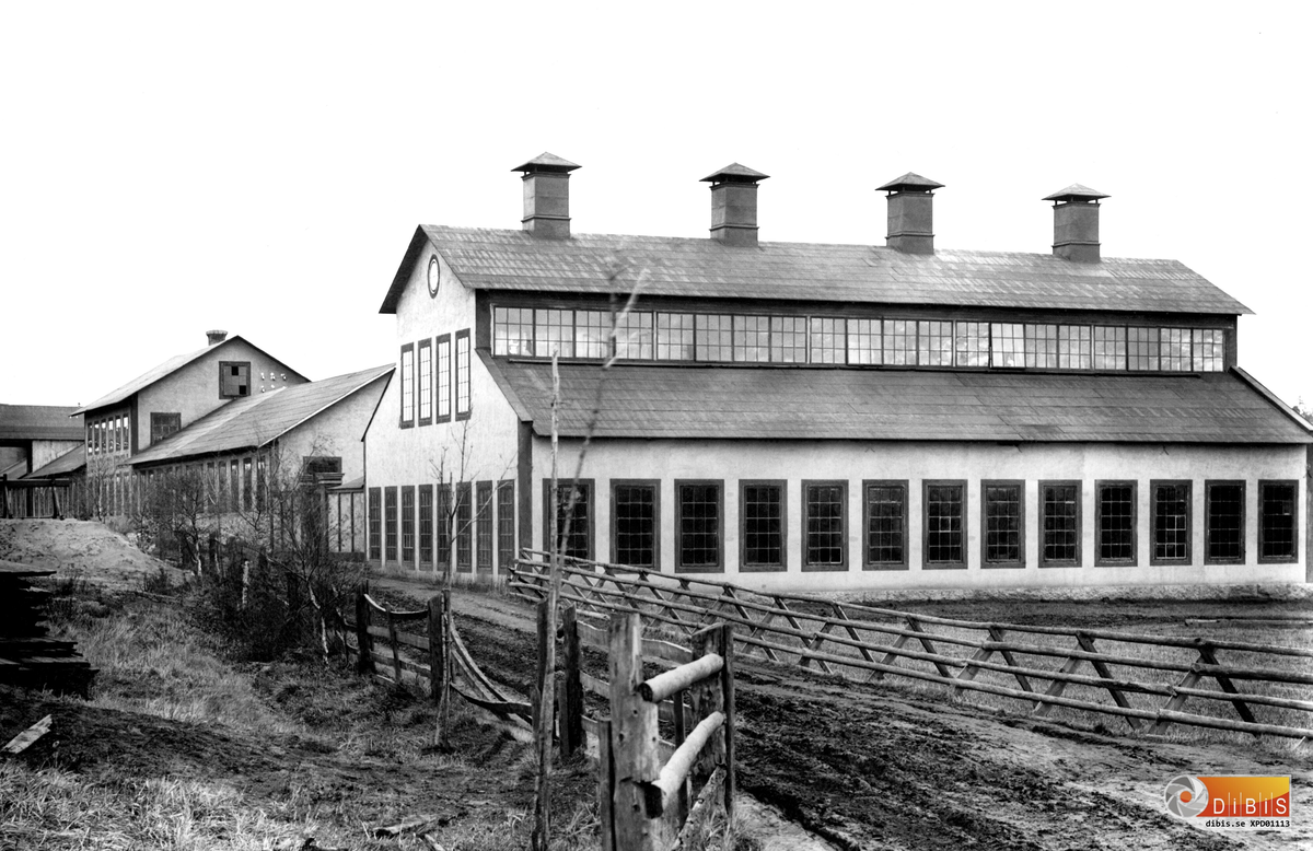 Arbrå Mekaniska Verkstad i slutet av 1890-talet. Huset närmast är gjuteriet, nuvarande maskinverkstaden.