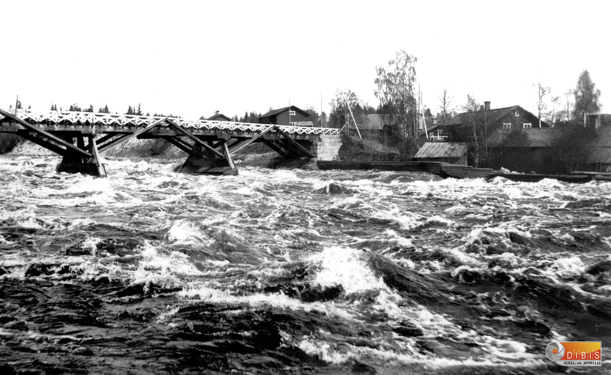 Arbrå i slutet av 1890-talet. Gamla strömbron, östra landfästet.