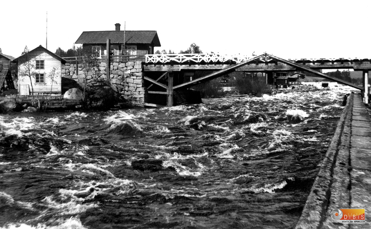 Arbrå i slutet av 1890-talet. Gamla Strömbron, Brostugan med Holmqvists vid vattnet.
