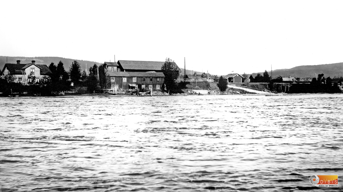 Arbrå i slutet av 1890-talet. I mitten ser man magasinet vid järnvägen samt Elftorp.