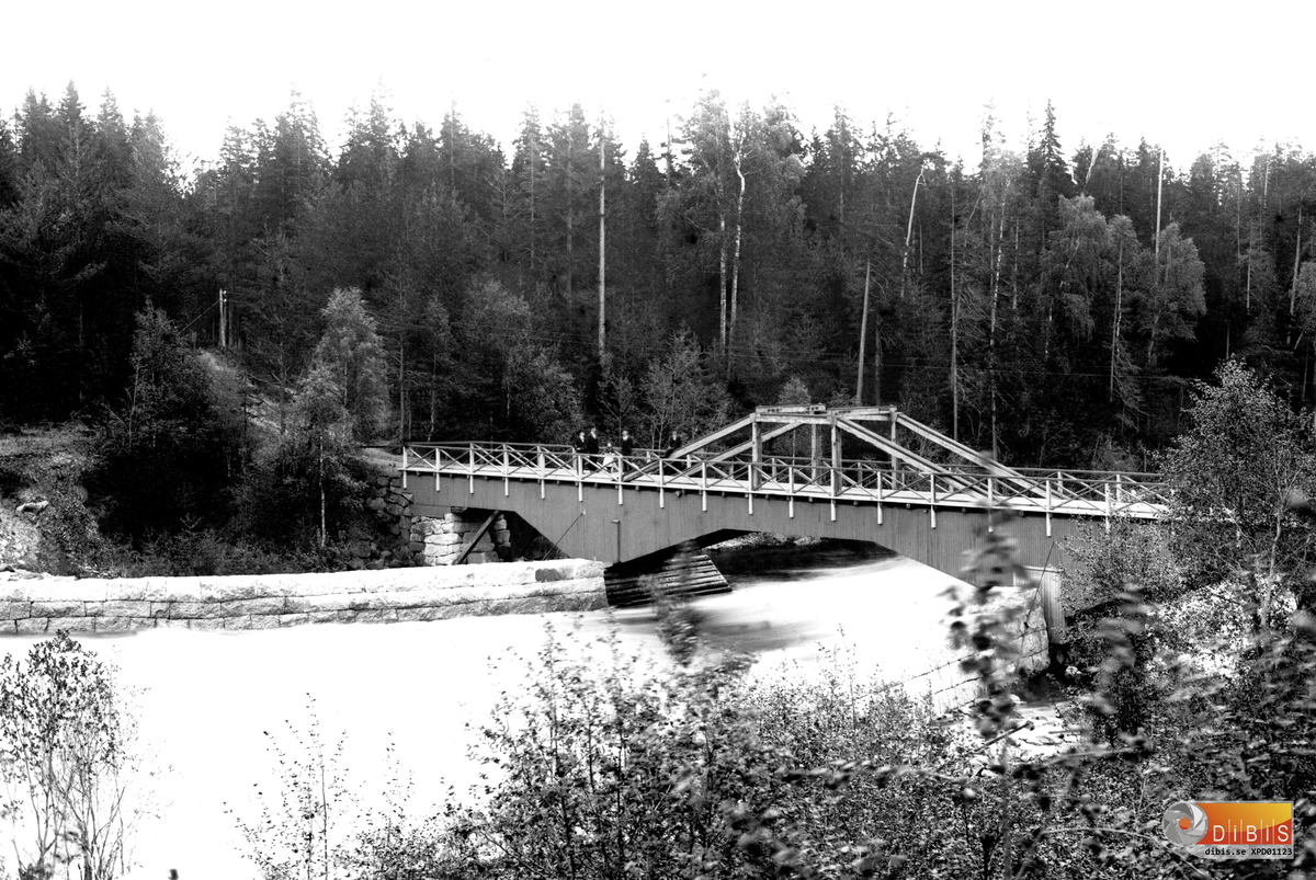 Arbrå omkring sekelskiftet. Gamla bron över till Forsön.