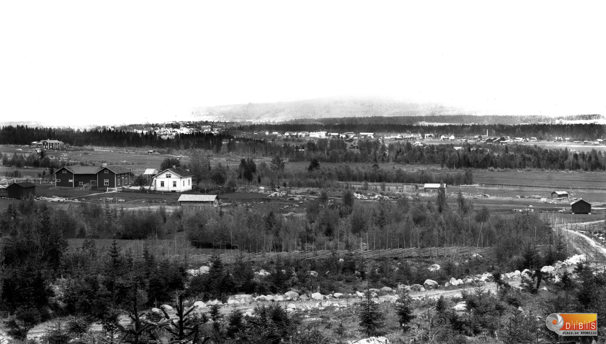 Vy över Kråsen, Arbrå, omkring sekelskiftet. Den ljusa gården är Backströms.