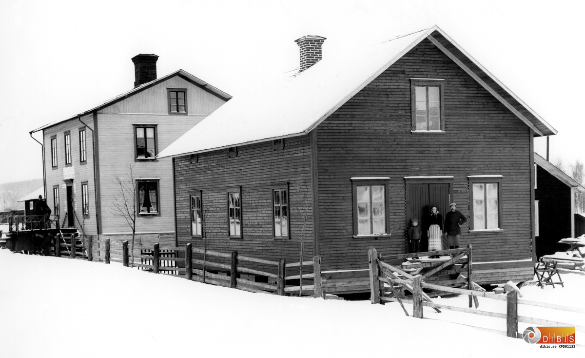 ”Vyer Arbrå-Vallsta”. Omkring sekelskiftet. Från Vallsta samhälle, ljusa huset är Vallsta Hotell.