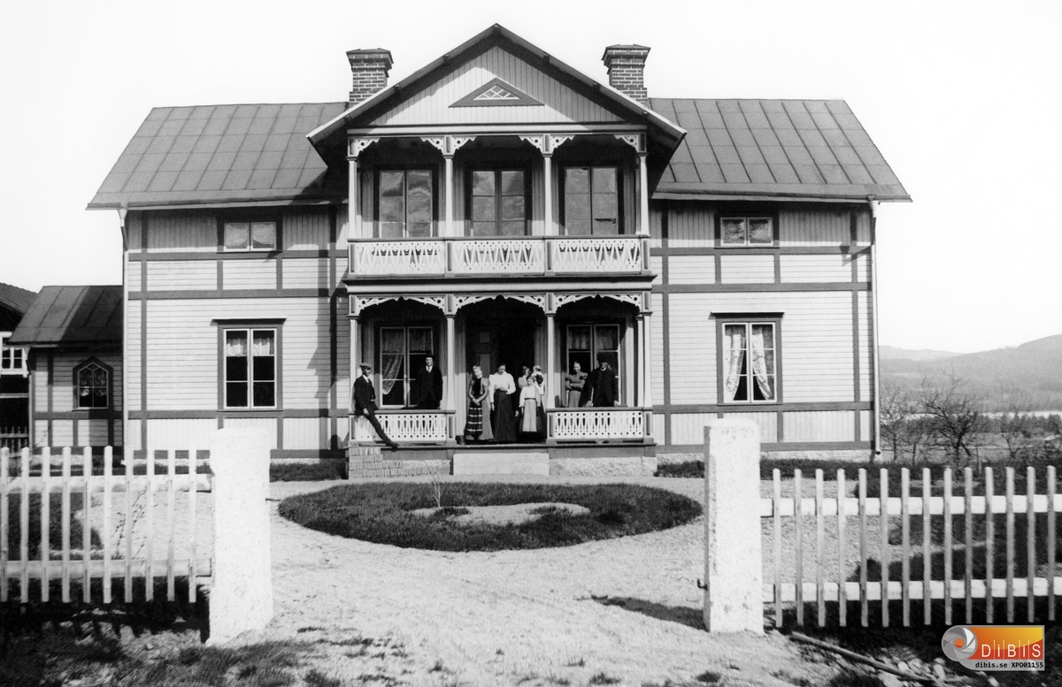 Kyrkbyn (Närheten av Netzmans) Nästrand bodde här på 1940-talet. Edmund och Erik bodde här senare också. Mellanvägen går upp härifrån. Det finns naturligtvis ett ursprungligare namn och fastighetsnummer.