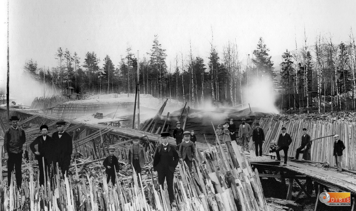 Kilafors såg 1899. En bild från kolningen, där sågavfallet, ribb och bakar kolades.