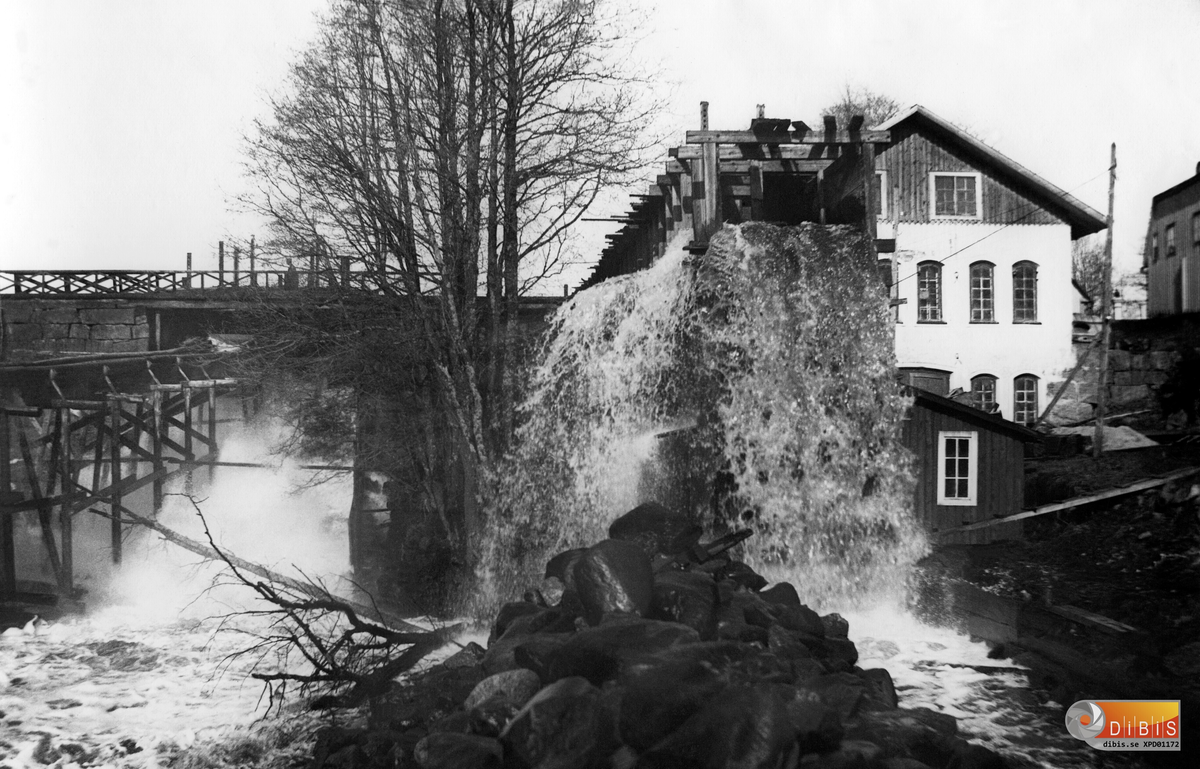 Fr.v. flottrännan, dammen och kvarnen, samt längst till höger gamla Herrgården som revs. Där finns nu den nya Herrgården.