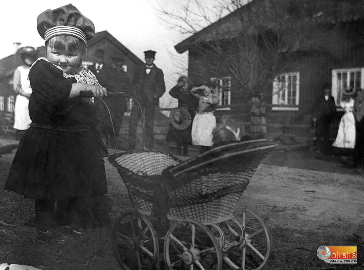 Kilafors 1899. Vid de s.k Smedsbyggningarna. (se även nr 1176,1177,1178).