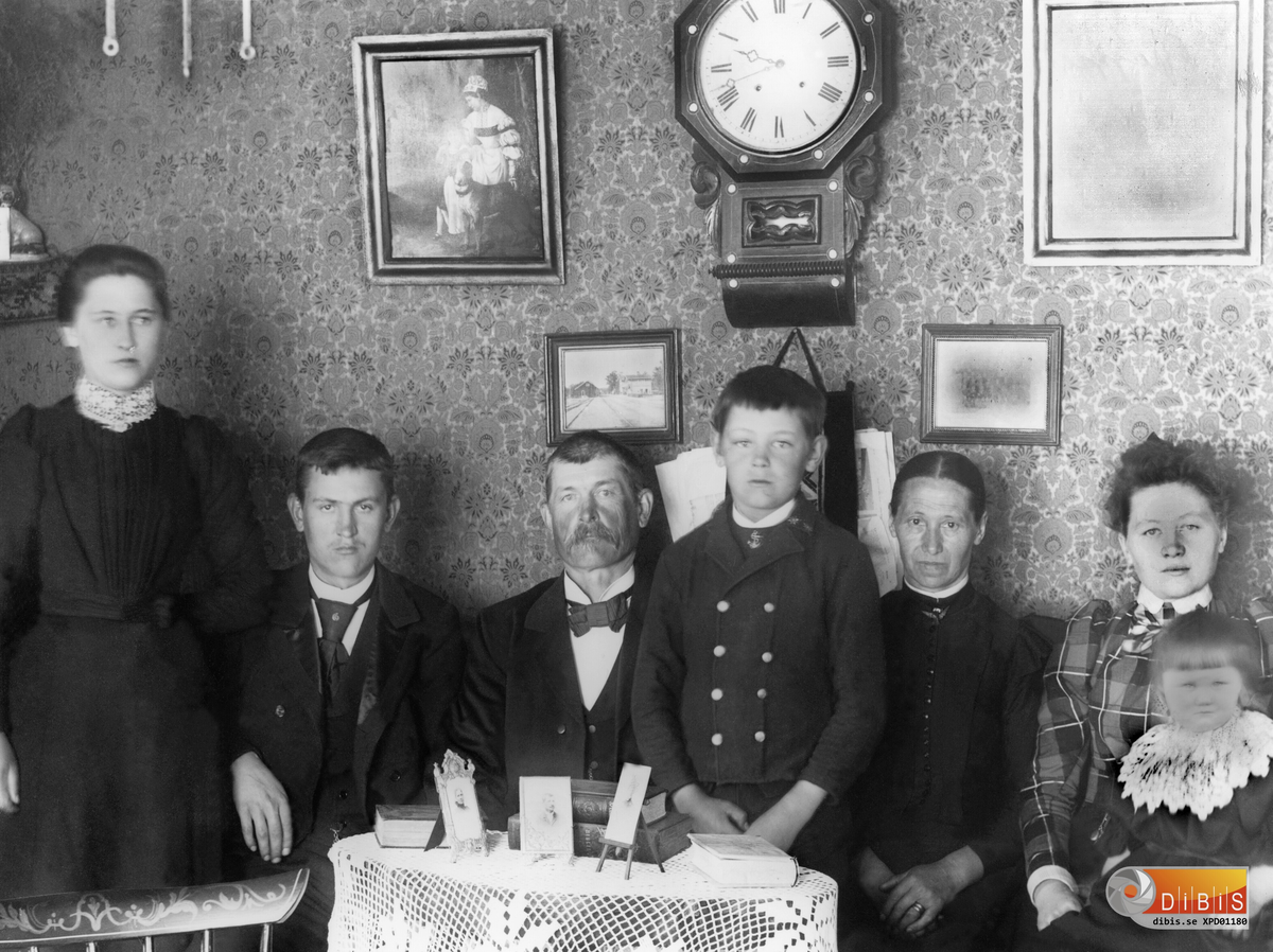 Kilafors 1899. Familj, gruppbild inomhus. (se även nr 1181).